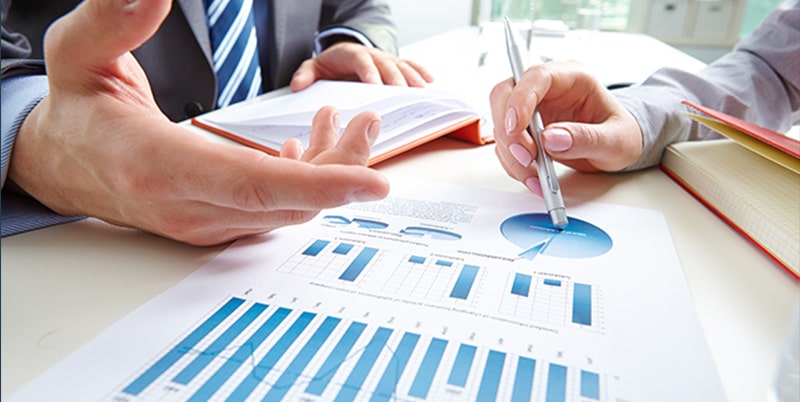 Persona recibiendo asesoramiento en marketing en Grupo Deimon