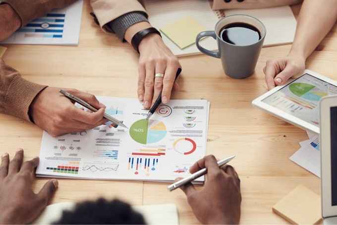 Persona recibiendo asesoramiento publicitario por Grupo Deimon