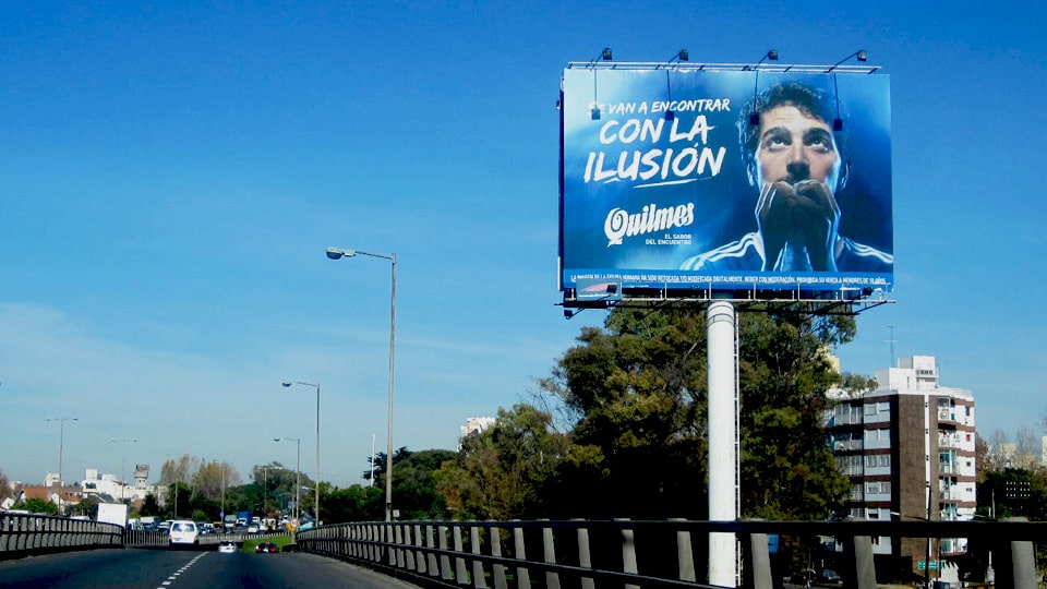Representación de cartelería en vía pública, mostrando publicidad en un cartel