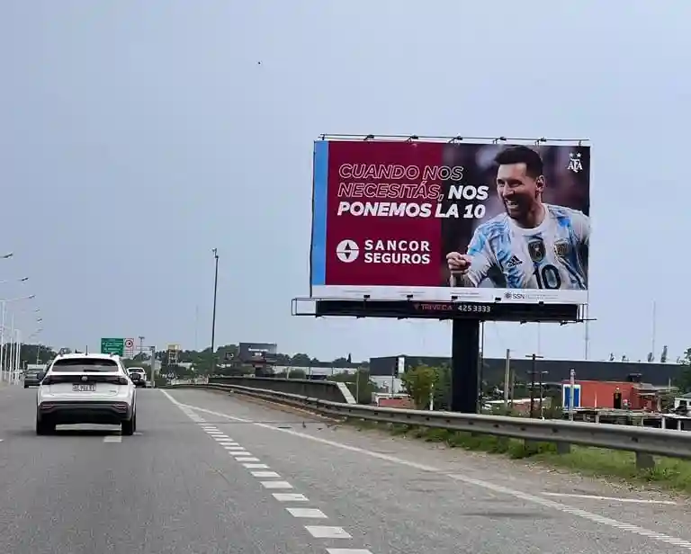 Representación de cartelería en vía pública, mostrando publicidad en un cartel