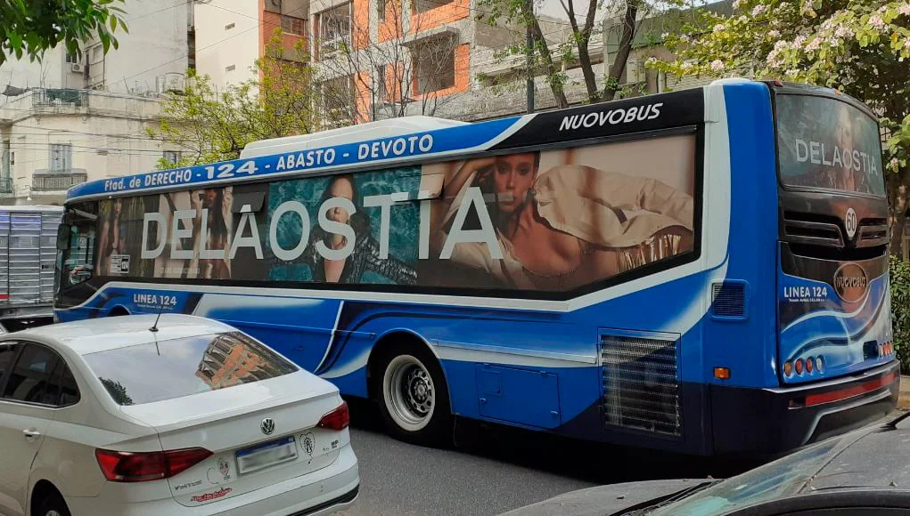 Las ventanillas selladas "abren" un nuevo formato de publicidad en los colectivos.